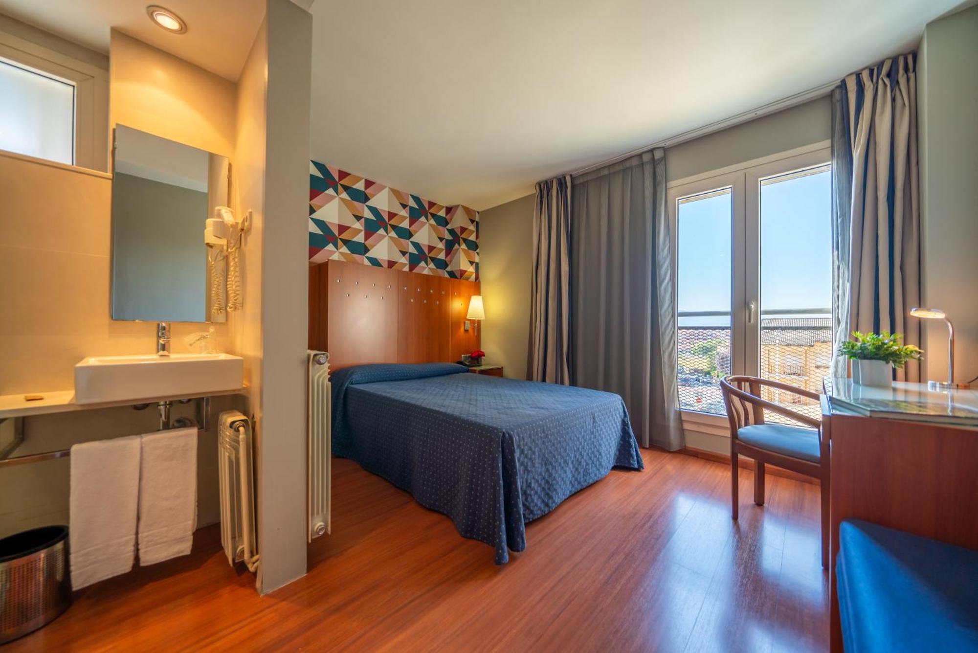 J. Balmes Hotel